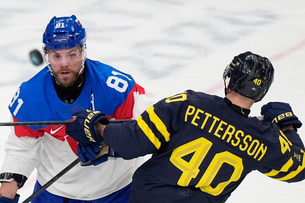 Elias Pettersson, Erik Černák
