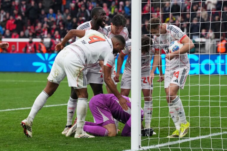 Na snímke hráči Bayernu ďakujú svojmu brankárovi Svenovi Ulreichovi po zápase nemeckej futbalovej Bundesligy medzi Bayerom Leverkusen a Bayernom Mníchov v nemeckom Leverkusene, v sobotu 14. marca 2026