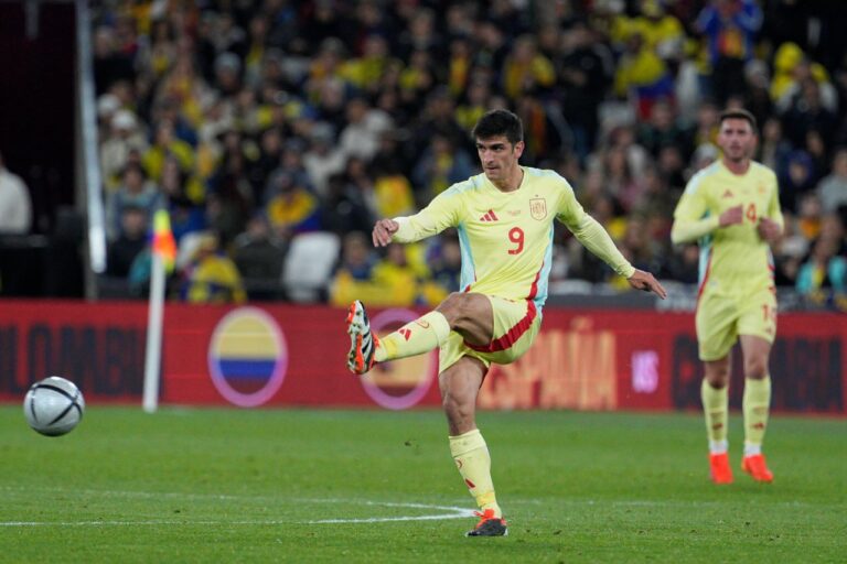 útočník Gerard Moreno