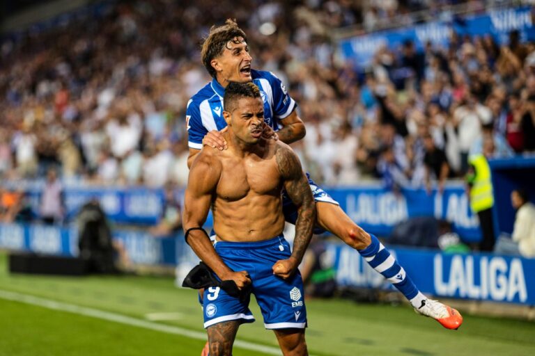 Deportivo Alavés Mariano Diaz, foreground, is congratulated by teammate Nahuel Tenaglia after scoring his team second goal during a Spanish La Liga soccer match against Getafe at Mendizorrotza Stadium in Vitoria, Spain, Saturday, Aug. 15, 2026. (AP Photo/Pablo Garcia